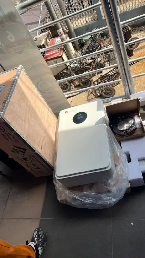 Felicity TG2 10kWh lithium battery unpacked beside its crate