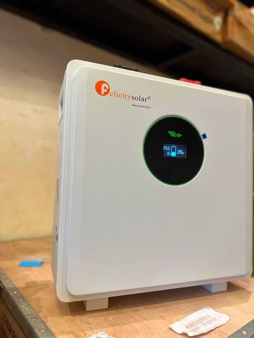Felicity FLA 5kWh 24V lithium battery with its display on