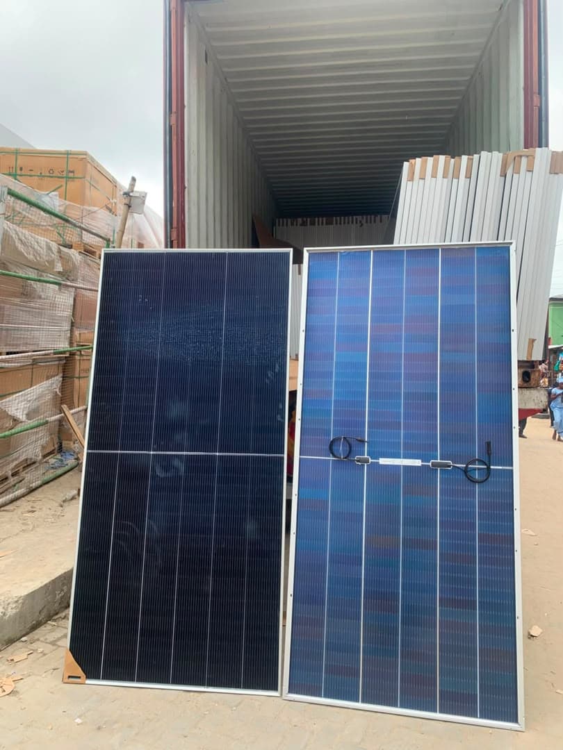 Front and back of the Jinko 780W bifacial mono solar panel