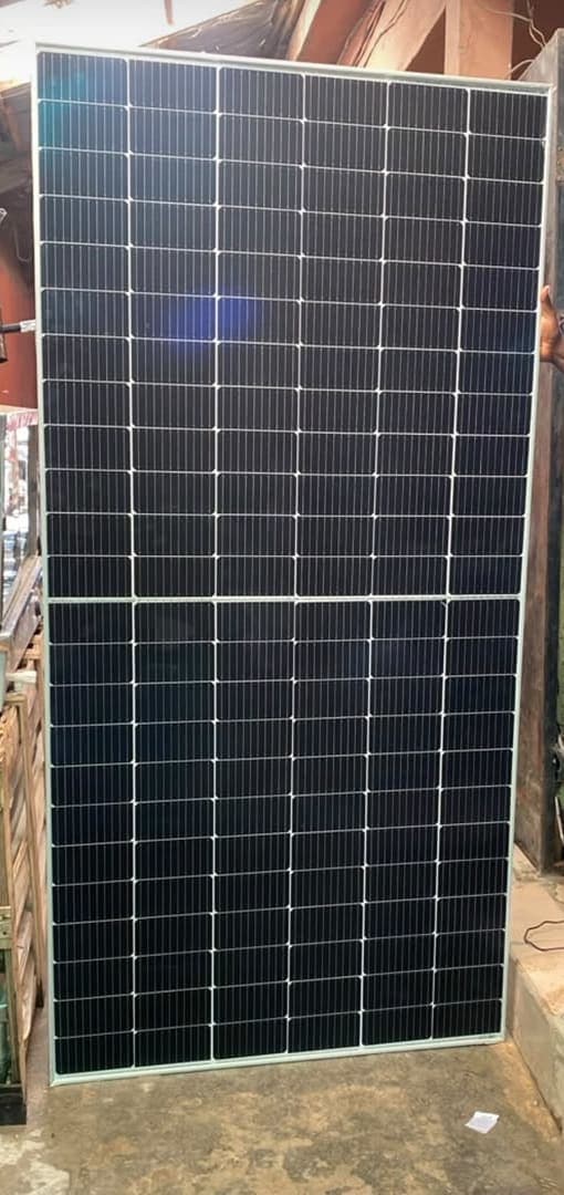 Front of the Canadian Solar 650W mono solar panel