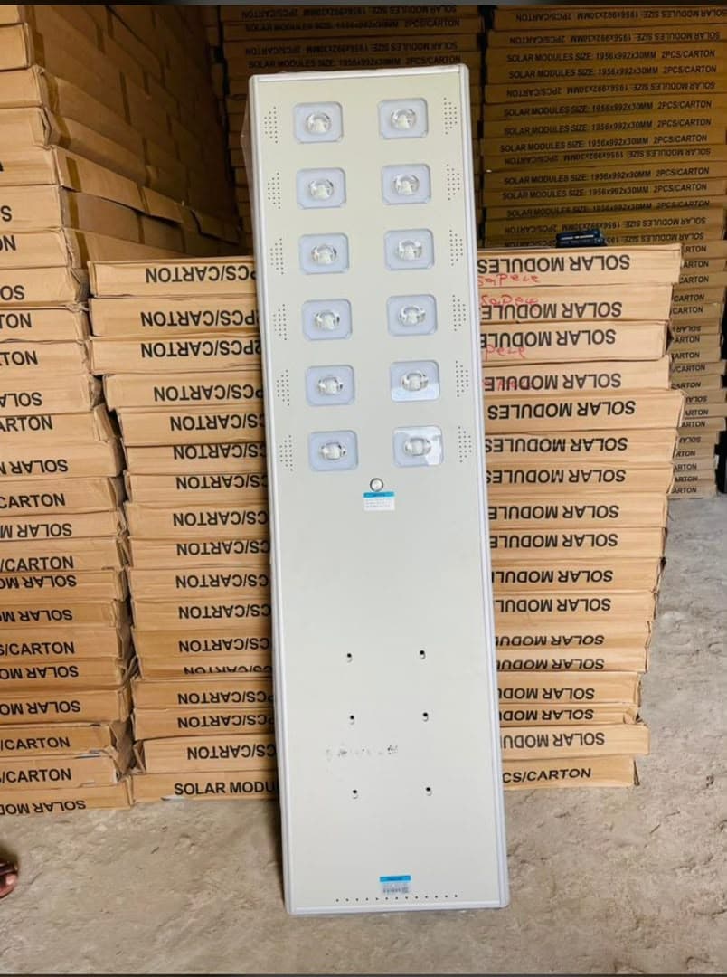 Wakatek 100W all-in-one solar street light with 12 lamp heads